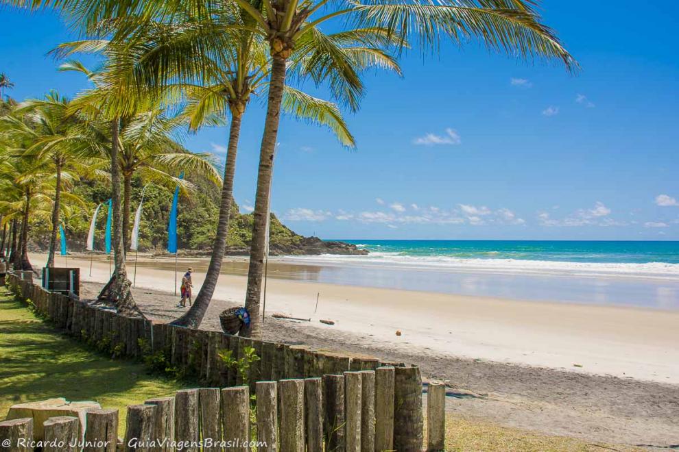 Imagem das areias brancas e águas cristalinas da Praia de Itacarezinho.